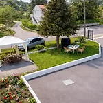 Navy By Likeyourhome With Mountain View Balcony, Near 1 Km, Self Check-in Vátos